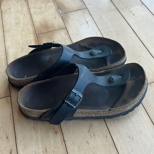 Black Gizeh sandals